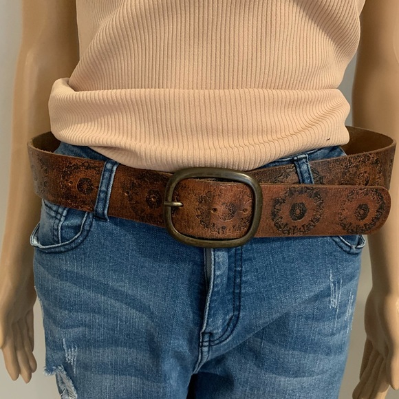 Hollister Accessories - Vintage Hollister floral design brown leather belt